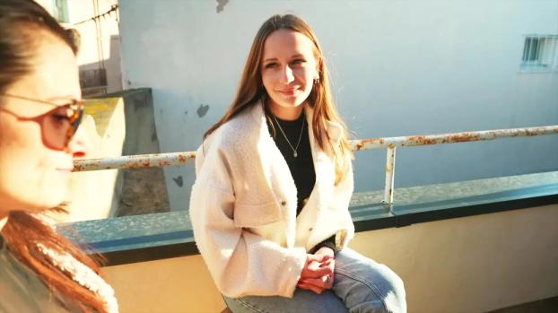 [jacquieetmicheltv] – Emma, 21 Years Old, From Paris! Pornos Completos